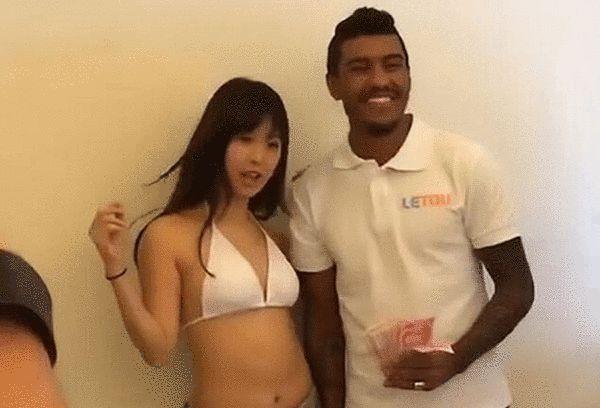 消息人士向节目透露：“具体不确定是哪场比赛，可能是在战胜荷兰之后，每个人都很高兴，因为阿根廷晋级了。